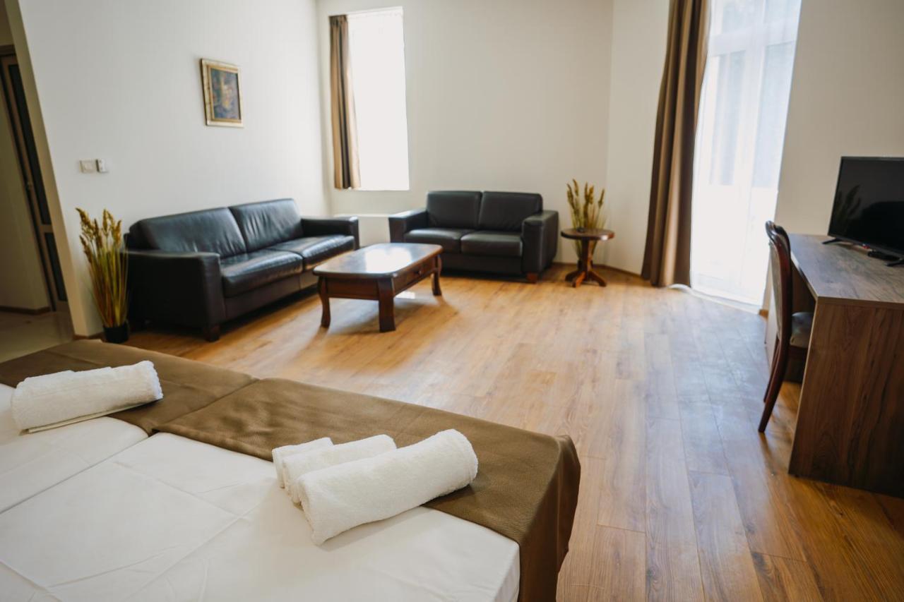 Хотел Театъръ Hotell Pleven Eksteriør bilde