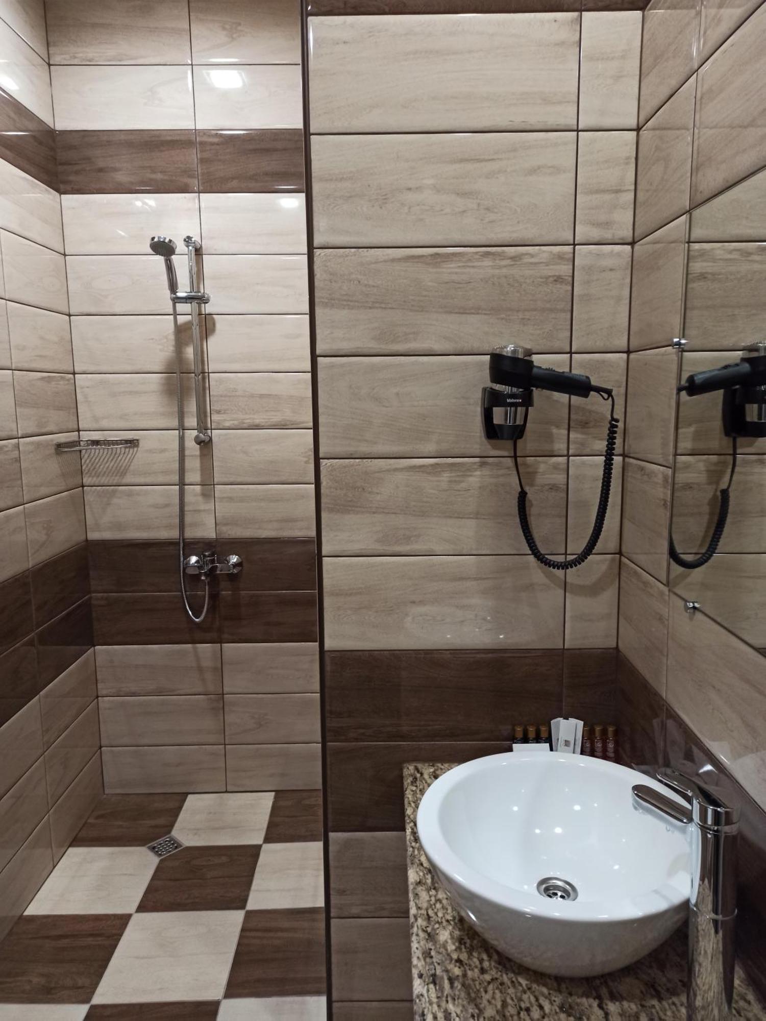 Хотел Театъръ Hotell Pleven Eksteriør bilde