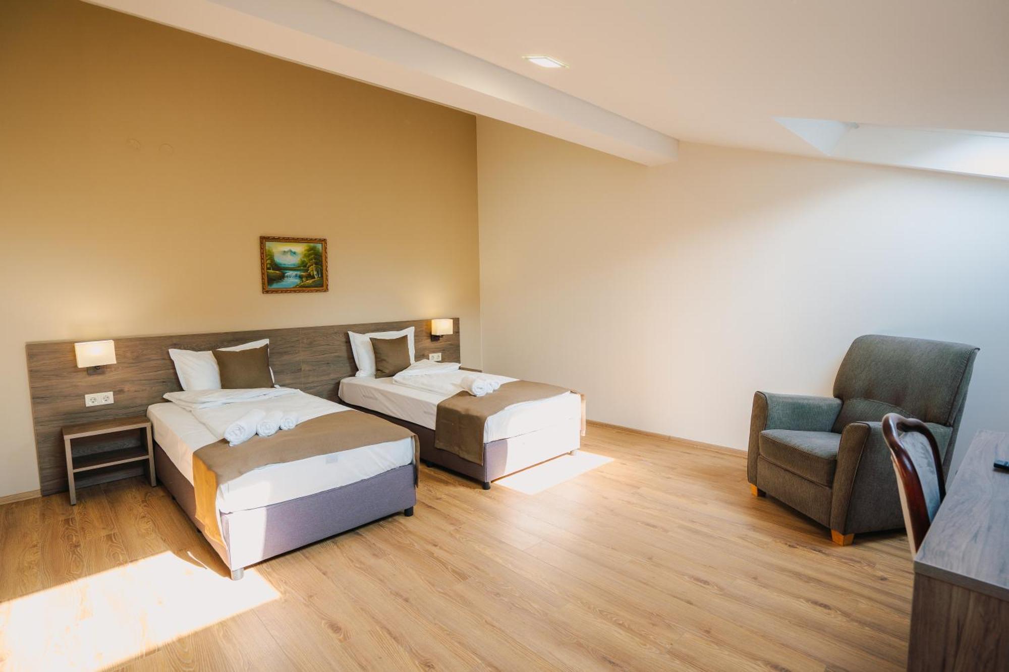 Хотел Театъръ Hotell Pleven Eksteriør bilde